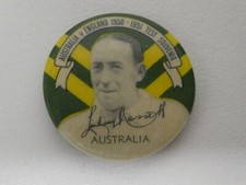 VINTAGE AUSTRALIA ENGLAND 1951 CRICKET TOUR LINDSAY HASSETT HERALD BADGE BUTTON