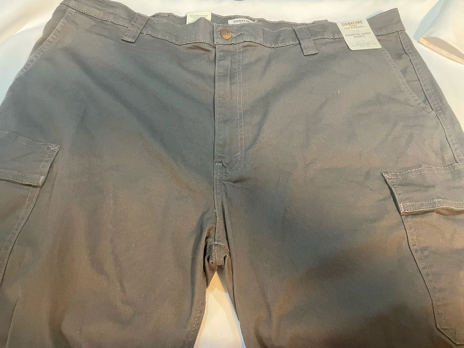 NEW Levis Signature Essential Cargo Shorts Mens 44 Super Flex Gray 10” Inseam