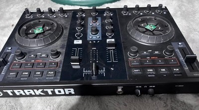 Traktor S 2 DJ controller