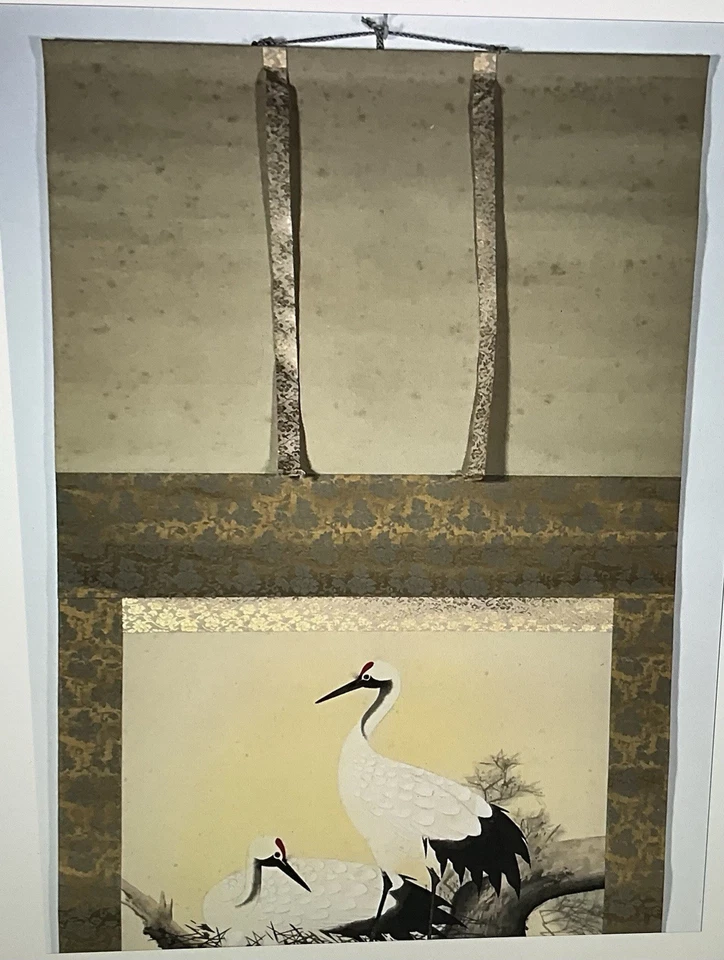 Pergamino colgante japonés vintage con grúas japonesas anidando en un árbol Foto 3 de 4