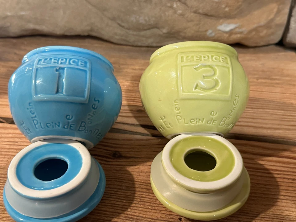 Conjunto de 2 frascos de especiarias francesas Anthropologie L'epice 1 e 3 frascos azuis e verdes pálidos 3" - Imagem 3 de 4