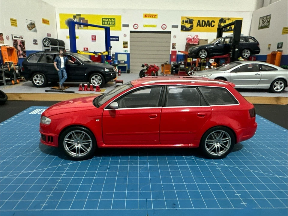 Audi RS 4 Avant 2006 - MINICHAMPS 1:18 Rossa - Immagine 2 di 4