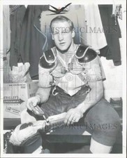 1969 Press Photo Olympia hockey player Ron Harris in the locker room, Detroit