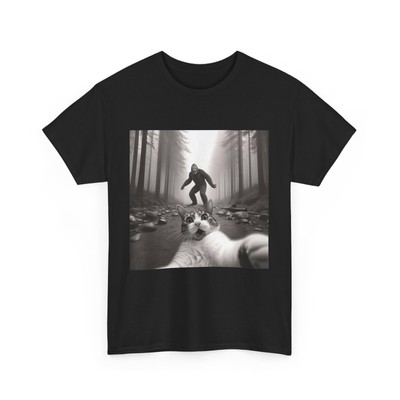HOT Funny Surprised Scared Cat Selfie With Sasquatsch Bigfoot T-Shirt