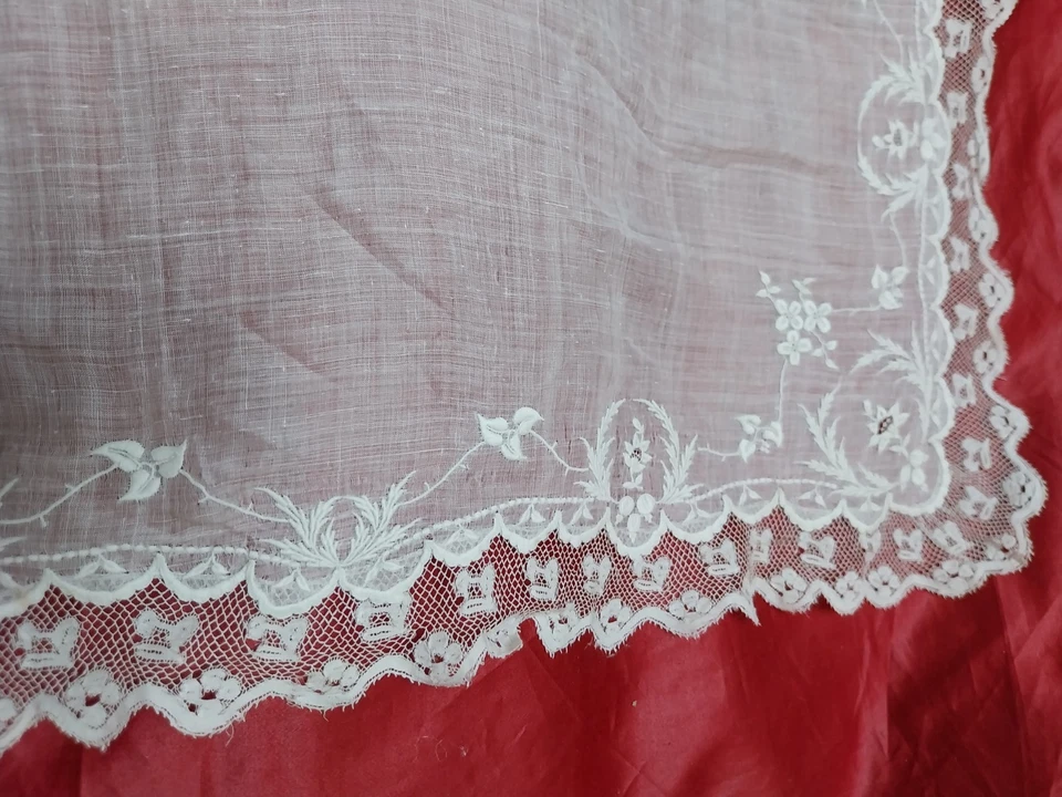 Ancien mouchoir carré  de 49 cm avec broderies et  bordé de dentelle - Photo 4/4