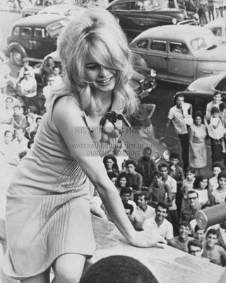 BRIGITTE BARDOT VISIT BRAZIL ACTRESS SINGER 1964 8X10 PHOTO