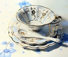 Sammeltasse  Limoges Porzellan- Frankreich-Handpaint-Blau-Gold Blumen-mit L&ouml;ffel
