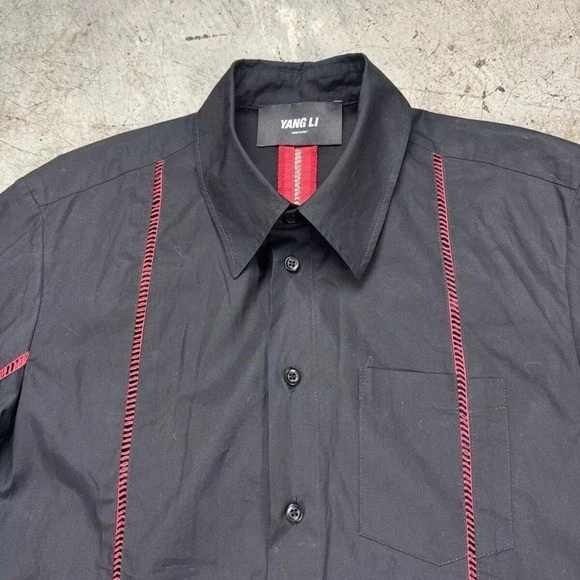 Camisa Yang Li Dealmaker Botón Talla 48 Usada Negra Roja Italia Diseñador Chino A24 Foto 2 de 4
