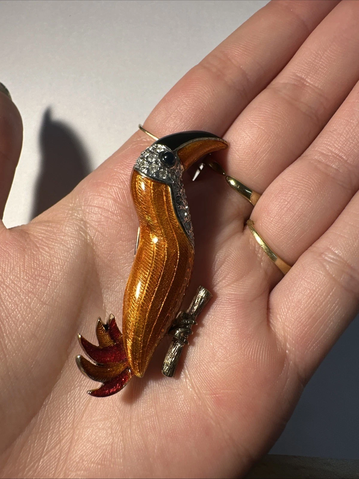 Broche Toucan Dorée Orange/ Rouge Nacrée Avec Strass Blanc Bijoux Fantaisie