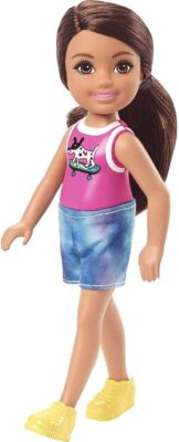 Mattel Chelsea Doll – Poupée De 15 Cm (6 Pouces), Cheveux Bruns, Haut à Chien Rose, Accessoires – Jeu D'imagination