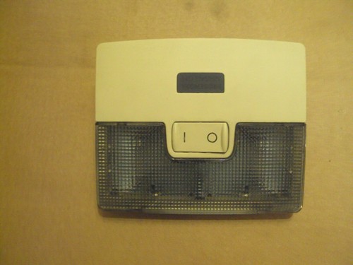 Audi A5 8F A6 A7 4G A8 S8 D4 4H Leseleuchte Innenraumleuchte vanille 4B0947105B