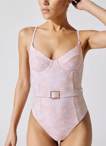 Costume da bagno intero We Wore What Danielle rosa polvere fibbia perla XS - Foto 1 di 9