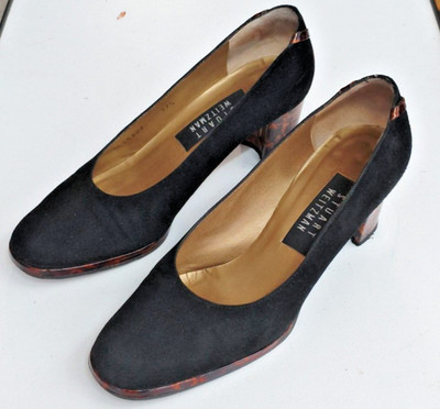 Stuart Weitzman 37 1/2, Pumps Nubuk Schwarz mit Ornament, Absatz 7 cm Reimpala