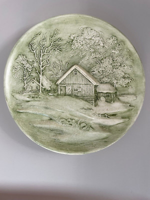 VINTAGE 1972 BYRON MOLD 3-D WINTER FARM SCENE 13'' GREEN PLATE HAND PAINTED