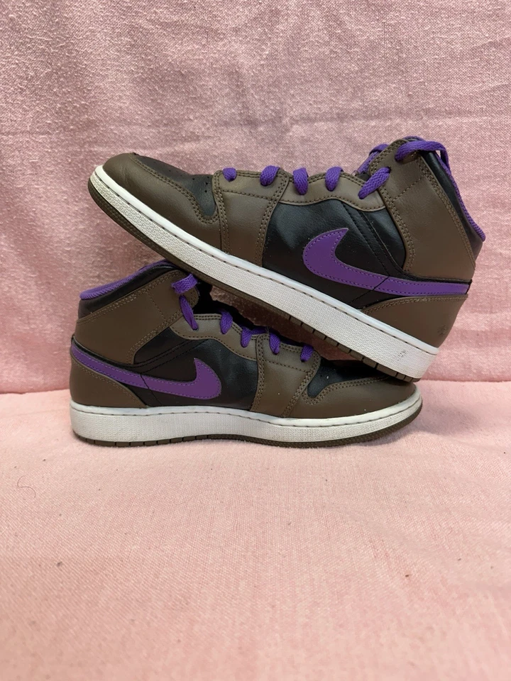 Air Jordan 1 Mid "Purple Mocha" Palomino Wild Berry Hombre Talla 7Y Mujer’s 8.5 Foto 3 de 4