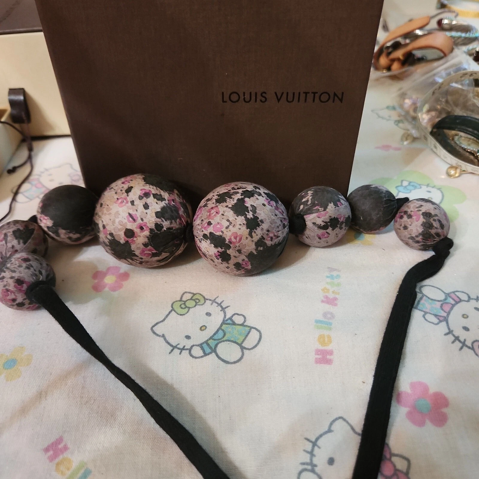LOUIS VUITTON（LV） RARA Collana Autentica Louis Vuitton Liberty of London Perline Scure Tessuto 2007 Passerella