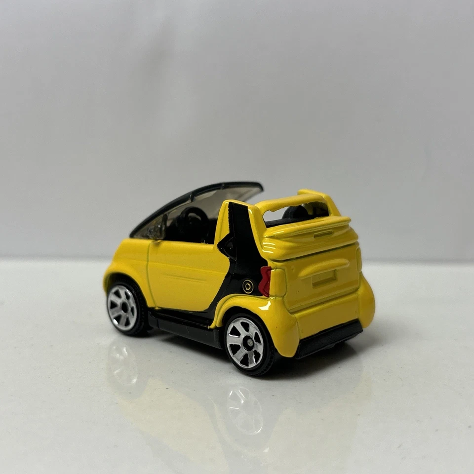 1998-2007 Smart Fortwo Coupe Collectible 1/64 Scale Diecast Diorama Model - Image 3 of 4