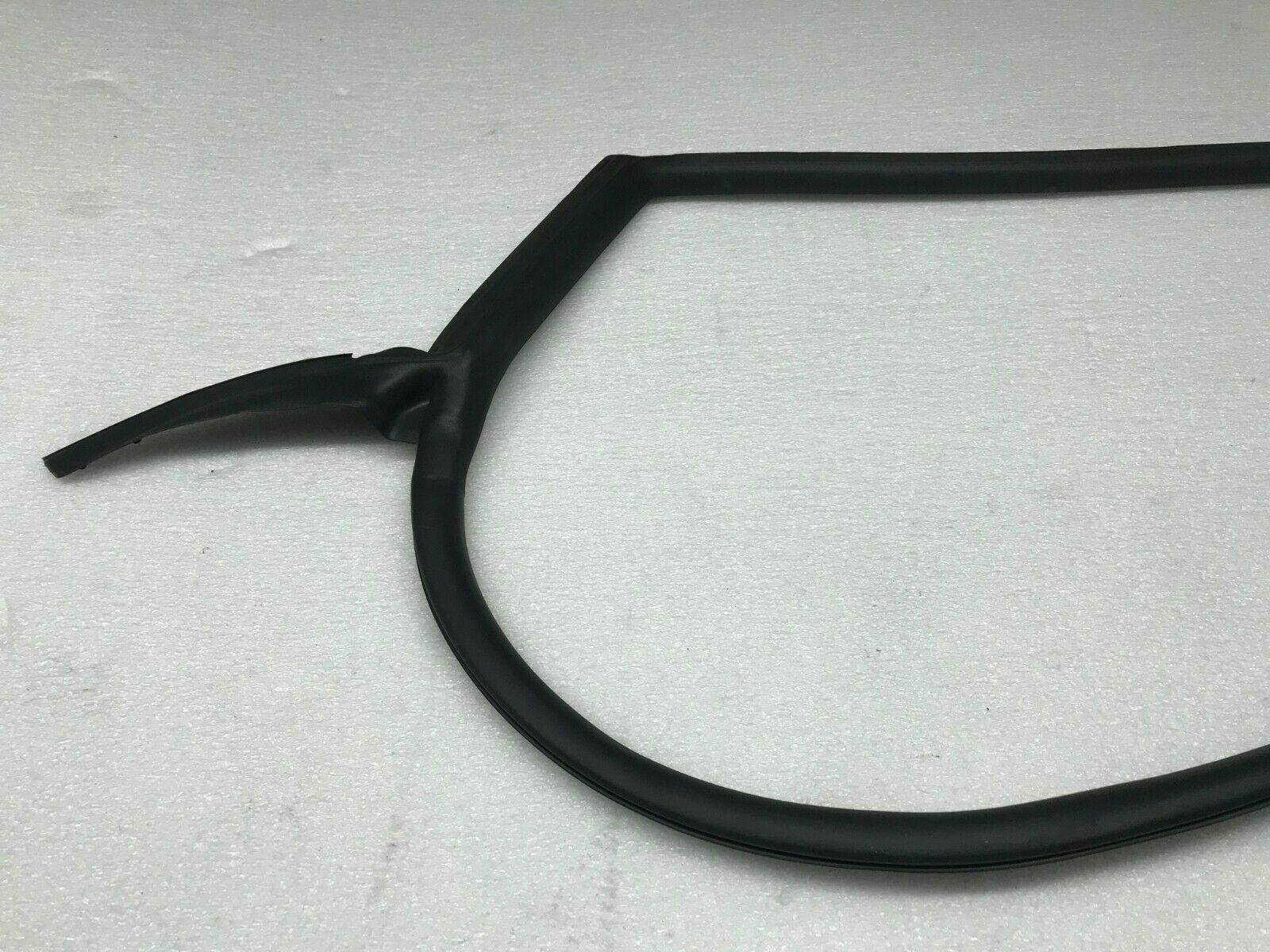 LAMBORGHINI HURACAN LP610 PASSENGER RIGHT SIDE DOOR RUBBER GASKET OEM 4T8831708D