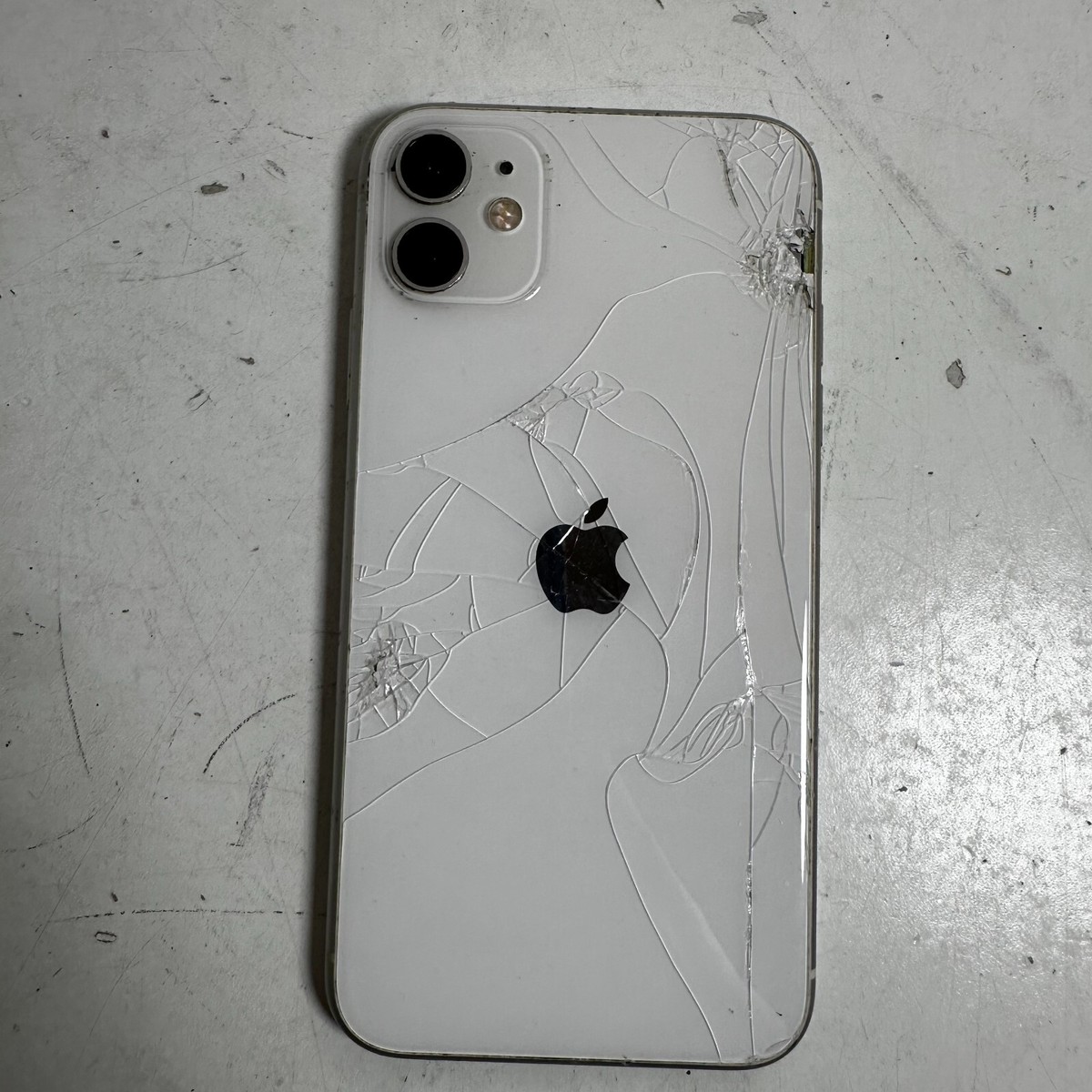 Apple iPhone 11 White iOS Wi-Fi Portable 6.1 Inches LCD SmartPhone