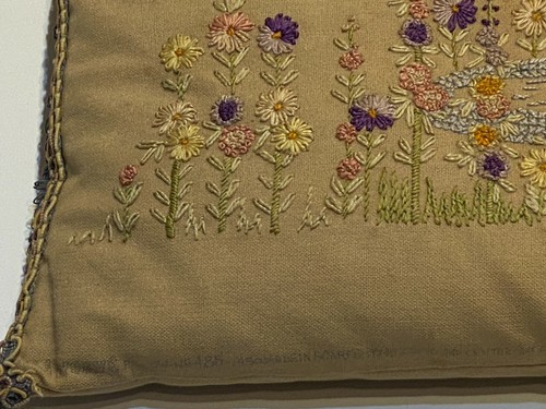 Made in the USA in 1923 - Vintage Linen Pillow w/ Hand Stitched Flowers & Birds - Picture 4 of 12