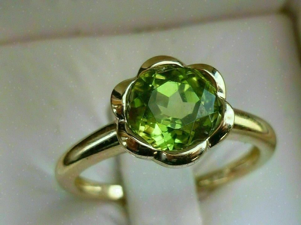 Anillo halo peridoto verde natural corte redondo de 2 quilates para mujer enchapado en oro amarillo de 14 quilates Foto 2 de 4