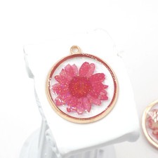 Clearance 8PCS Gold Tone Dried Red Daisy Flower glitter Resin Pendant GBY1047