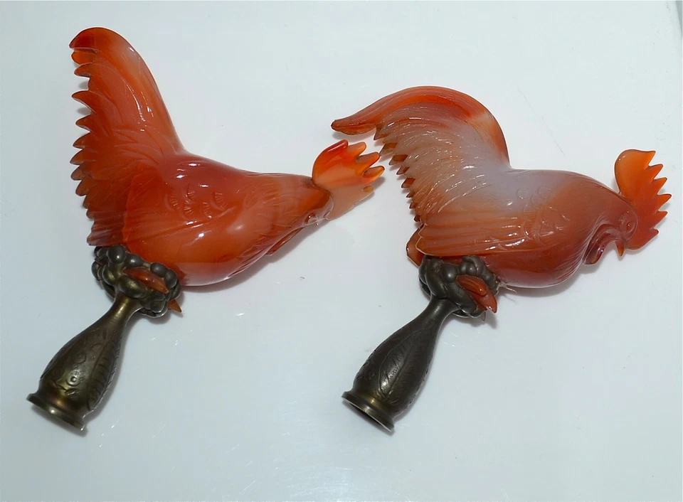 Excepcional par de antiguos remates de lámpara de gallo de cornalina tallada china Foto 2 de 4