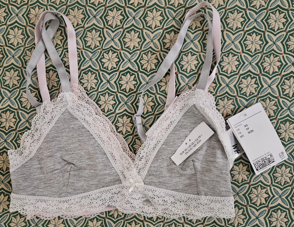 Paquete de 2 tops sujetadores H&M rosa claro y gris con encaje sin forro cierre trasero talla XSmall Foto 2 de 4