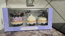 Dulces golosinas Halloween imitación cupcakes murciélago con sombrero estatuillas de resina bandeja de nivel 3 piezas