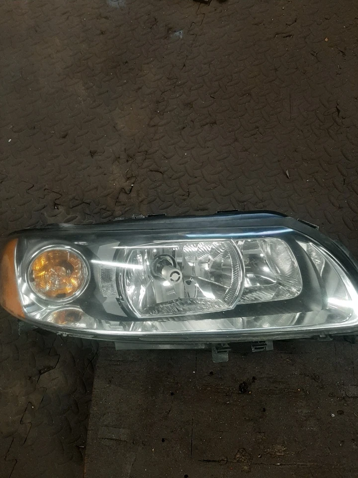 2006 Volvo xc70 right hand headlight. - Image 2 of 3