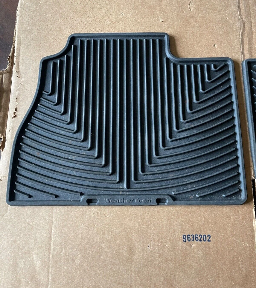 Alfombrillas traseras Silverado Sierra Tahoe Yukon negras WeatherTech para todo tipo de clima 07-14 Foto 2 de 4