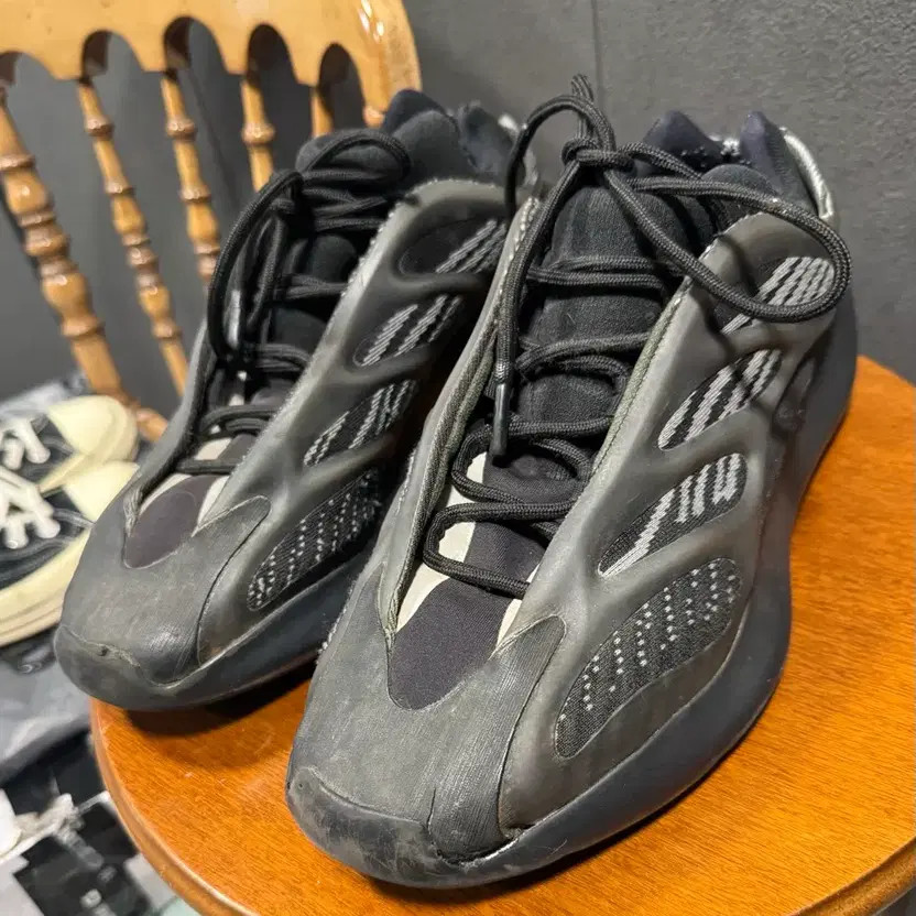 Adidas Yeezy 700 V3 Sneakers US10 Used thumbnail 6