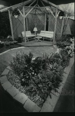 1984 Press Photo Floral surrounding a latticework gazebo at the Home Show