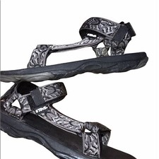 Teva size 8 men  s black hiking sandals