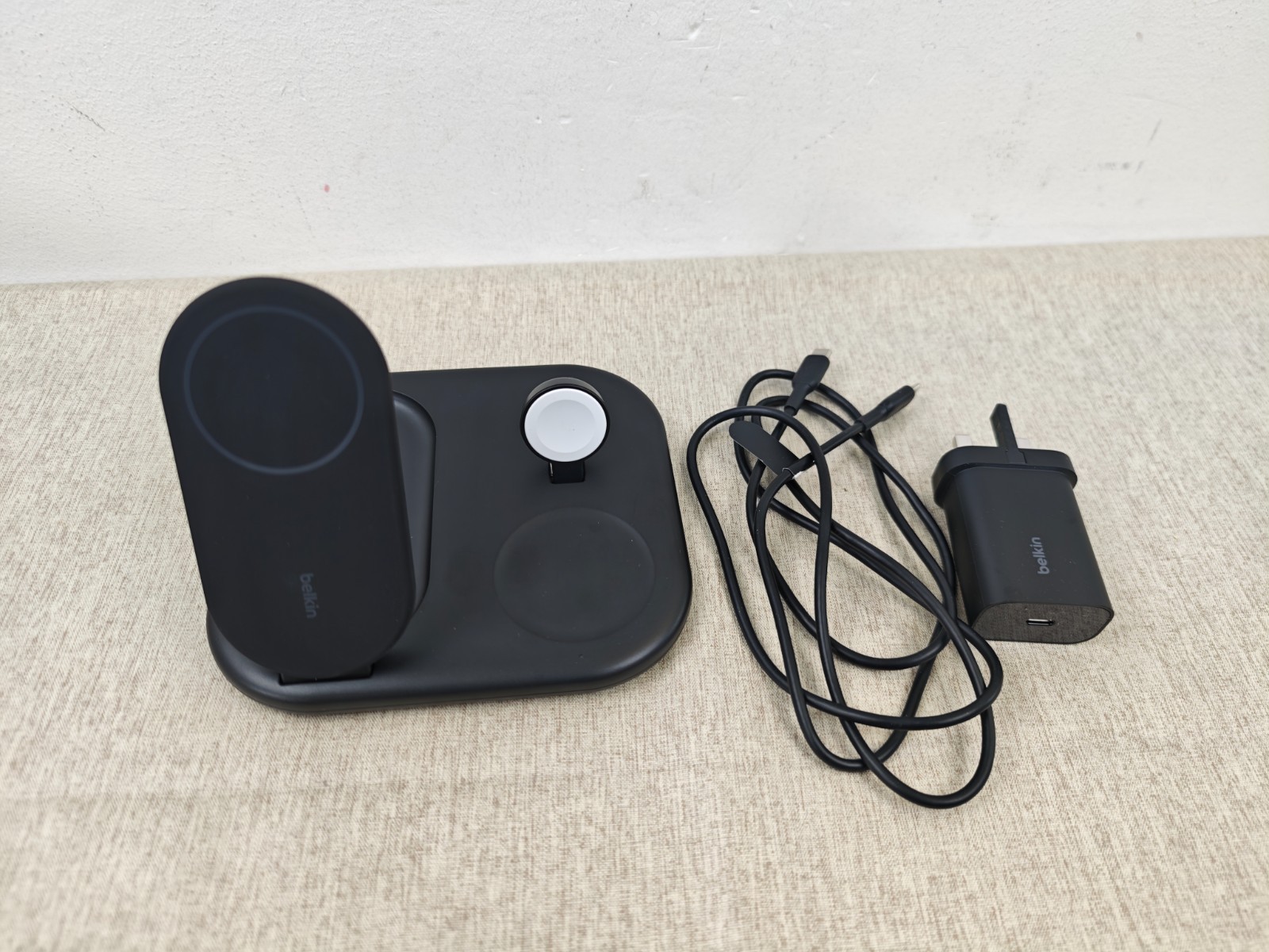 Belkin BoostCharge 3-in-1 Magnetic Foldable MagSafe Charger with Qi2 15W - Compa