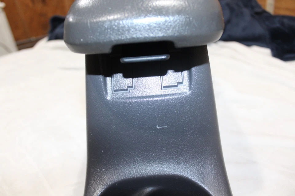 Conjunto de reposabrazos consola central camioneta Nissan 96-97 carrocería dura D21 con portavasos Foto 3 de 4