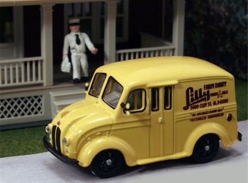 Divco 1:87 Scale HO Milk Truck w/Milkman Figure Lilly Farm Dairy AHM87-010 - Picture 2 of 2