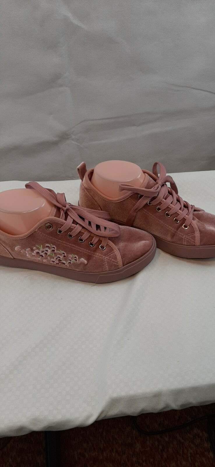 rose colored tennis shoes