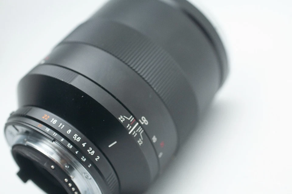 Objetivo Carl Zeiss APO Sonnar T*2/135 mm ZF.2 para montura Nikon F en caja original Foto 3 de 4