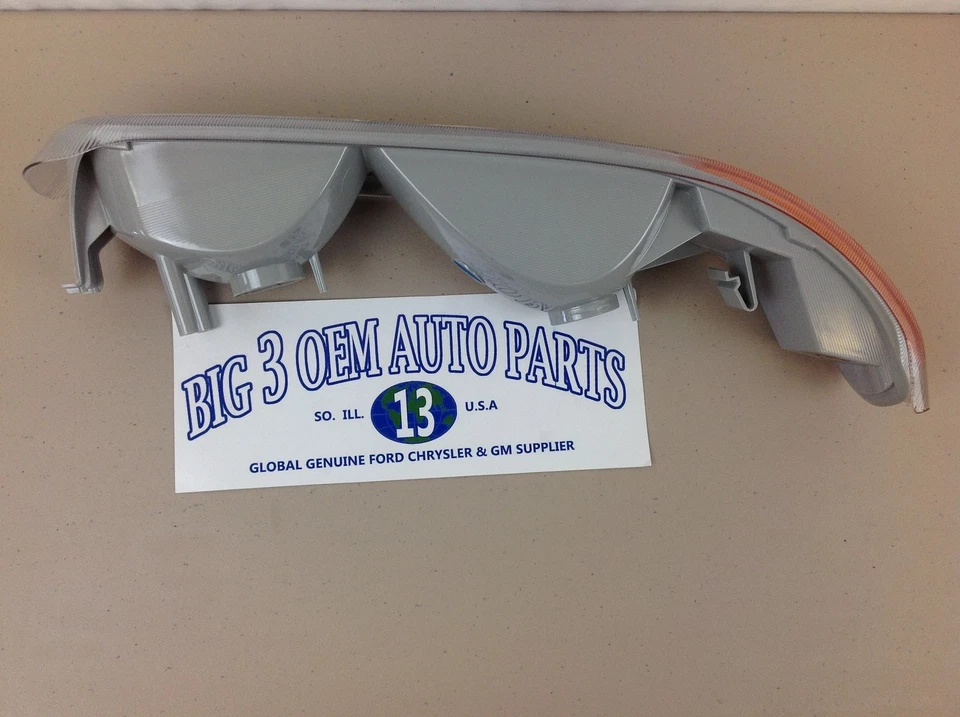 Chevrolet Silverado Tahoe Suburban RH Front DRL/MARKER/TURN SIGNAL LAMP new OEM - Image 4 of 4