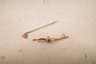 Brosche 9 kt Gold (defekt) Verkauf als Schrott 1 1 g