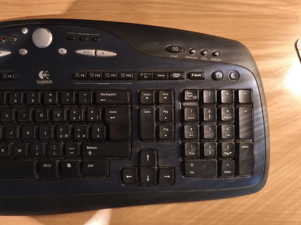 Tastiera multifunzione Wireless Logitech Senza Fili Con Attacco PS2 a batterie  - Immagine 3 di 4