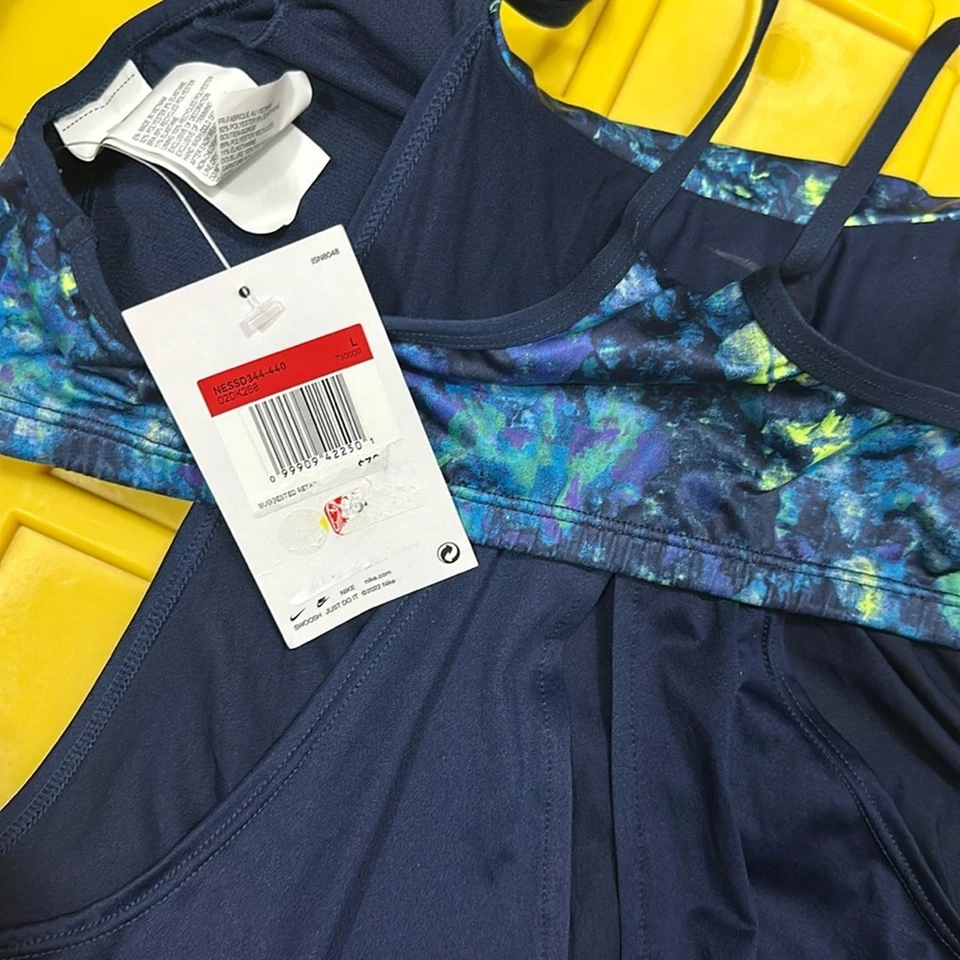Camiseta Tankini Nike Essential Para Mujer en Capas Azul Talla L Nueva con Etiquetas Precio de venta sugerido por el fabricante 72 USD Foto 4 de 4