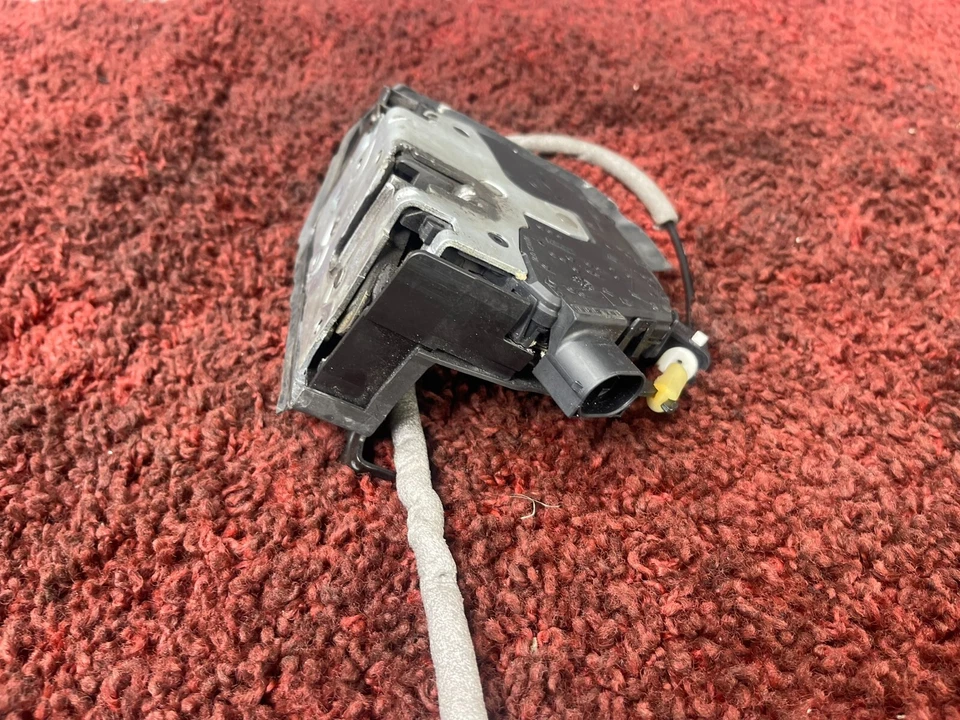 Actuador de cierre de puerta delantero izquierdo BMW 2000-2006 E53 E46 OEM 67 K Foto 4 de 4