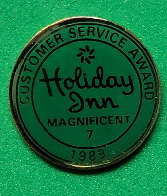 1989 HOLIDAY INN HOTEL BADGE SERVICE PIN CUSTOMER SERVICE MAGNIFICENT 7