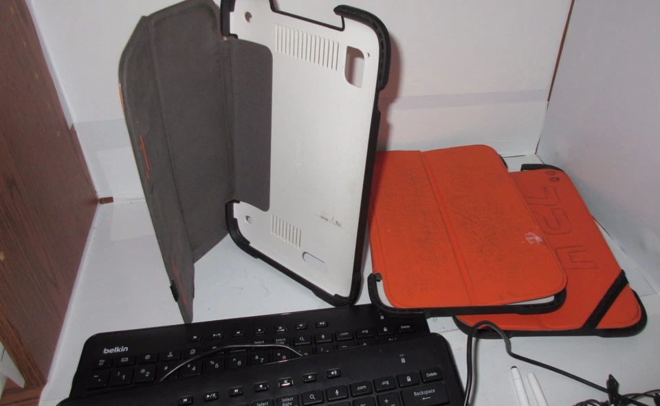 Belkin Wired Keyboard with 5-pin Micro B2B127-BLK for Galaxy Tab + Covers Stylus - Image 4 of 4