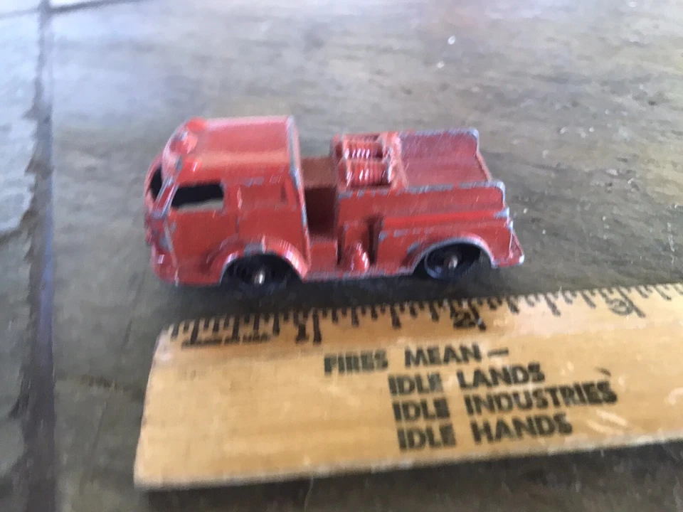 Vintage Corpo de Bombeiros Pumper Pintura Vermelha Chippy Brinquedo Antigo Par de Metal - Imagem 4 de 4