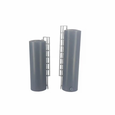 HO Scale 2 large tanks with ladders