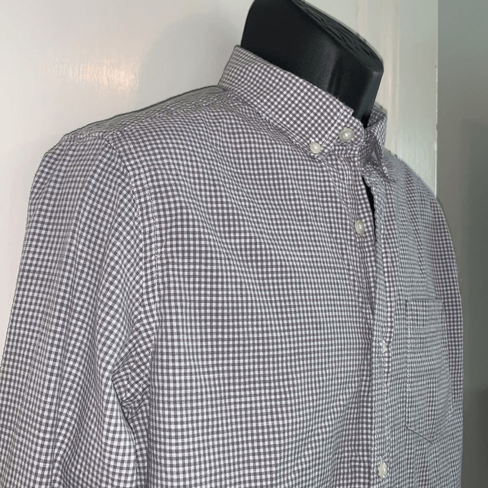 Gap gray/white small checked button collar shirt - image 4