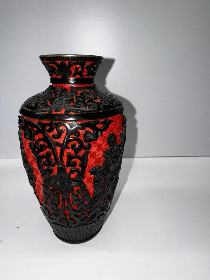 "Florero chino vintage de cinabrio cloisonné con motivo floral tallado a mano de 7""" Foto 3 de 4